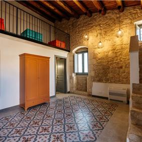  6 bedroom villa with heated pool in Modica, sleeps 18